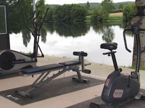 Outdoor gym equipment near a lake. - Mobile home with AC - 6 guests (Badefols-sur-Dordogne)