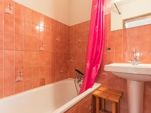 A bathroom with a bathtub, a sink, and a shower curtain. - Sunny studio with balcony - 4/5 guests (Montvalezan-La Rosière)