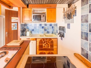 A compact kitchen with a microwave, sink, and various utensils. - Sunny studio with balcony - 4/5 guests (Montvalezan-La Rosière)