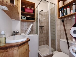 A bathroom with a wooden vanity, a shower enclosure, and a toilet. - Studio near slopes - 2 guests (Crest-Voland)