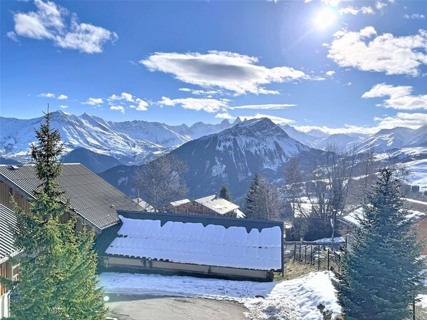 A mountain landscape with snow-covered peaks and a clear sky. - Apartment mountain view - 6 guests (La Toussuire)