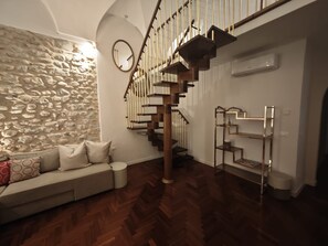 A staircase with wooden steps and a metal railing, leading to an upper floor. - Apartment 'Domus Queen Eva' with Wi-Fi and Air Conditioning (Sanremo)