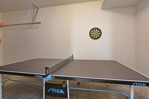 A ping pong table with a dartboard on the wall. - Disney 4BR Home w/ Pool & Lake View (Kissimmee)