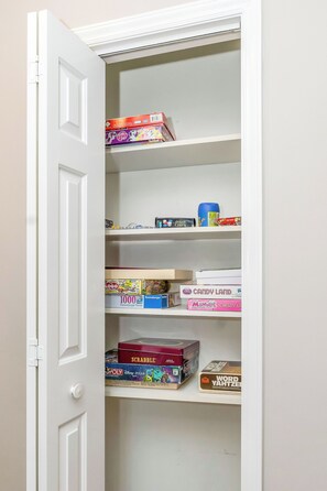 Une porte fermée dont l’intérieur est peint en blanc.