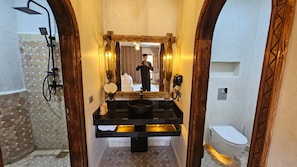 A bathroom with a shower, a sink with a mirror, and a toilet. - Riad Layali Ouarzazate (Ouarzazate)
