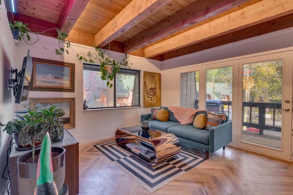 Living area - Walk to the lake 2-bedroom condo + office in central Incline Village (Incline Village)