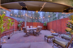 Outdoor dining - Walk to the lake 2-bedroom condo + office in central Incline Village (Incline Village)