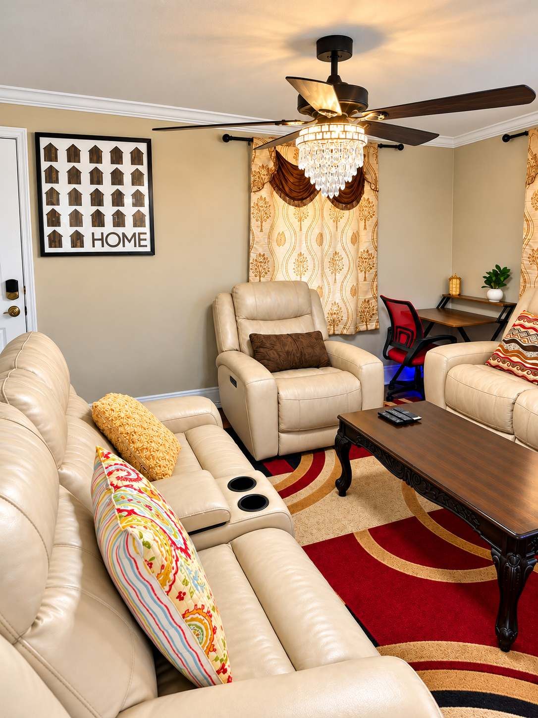 Una sala de estar con sofá, sillón y mesa de centro, un ventilador de techo y una pared con un cartel que dice 'HOME'.