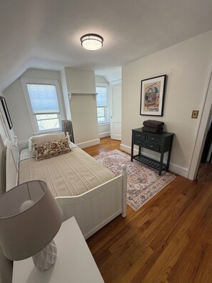 Room - Welcoming historic 4BR house w/AC and fenced yard close to attractions . Pets ok (Springfield)