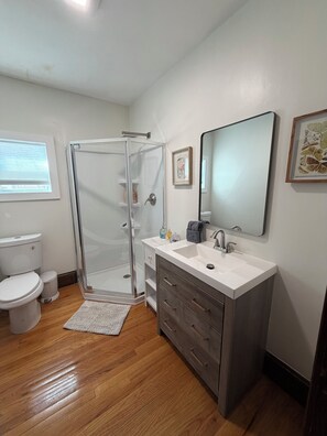 Bathroom - Welcoming historic 4BR house w/AC and fenced yard close to attractions . Pets ok (Springfield)