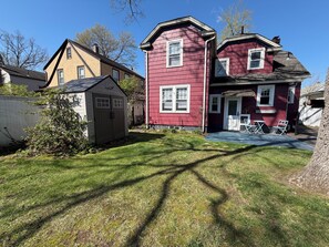 Exterior - Welcoming historic 4BR house w/AC and fenced yard close to attractions . Pets ok (Springfield)