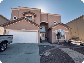 Exterior - Cheaper than a hotel 3-bedroom house in with cool AC and mini gym (El Paso)