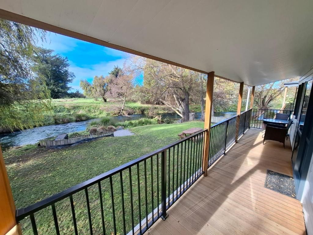 Un espacio al aire libre techado con vistas a un río y vegetación.