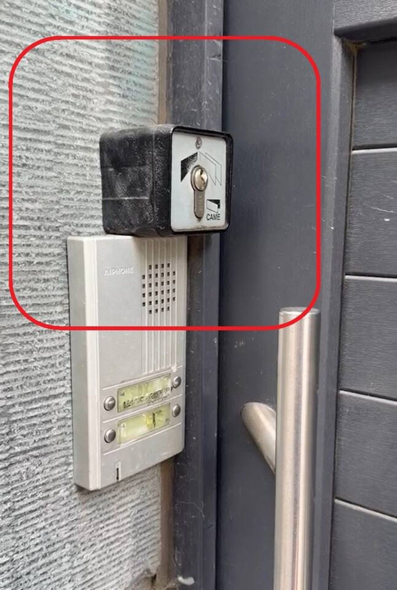 Puerta con cerradura electrónica y sistema de intercomunicador de seguridad.