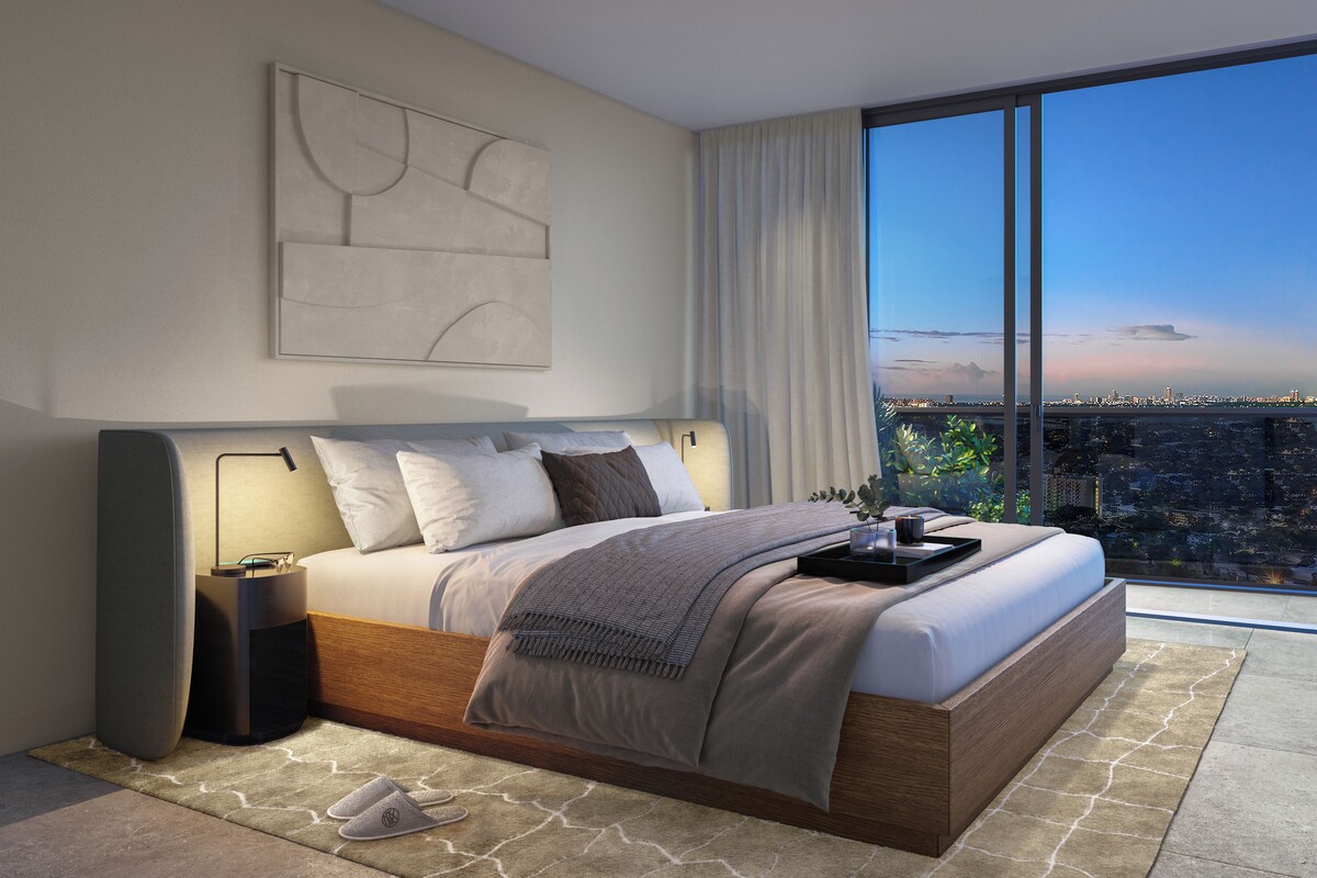Une chambre moderne avec vue sur la ville, un grand lit et une table de chevet.