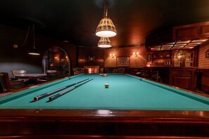 A pool table with cues and balls, a bar area with stools, and a hanging light fixture. - 5BR: Tennis Court, Sauna & Nightclub, 30min SP (Carapicuíba)