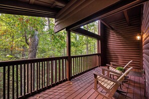 A wooden deck with a railing, a bench, and a potted plant. - Hot Tub-Fireplace-Private-Honeymoon-Hiking-Relax (Sevierville)