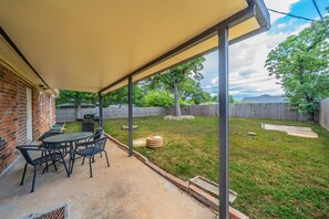 Outdoor dining - Fabulous 4-bedroom bungalow with AC in charming Fort Worth Historical District. (Fort Worth)