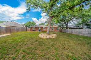 Exterior - Fabulous 4-bedroom bungalow with AC in charming Fort Worth Historical District. (Fort Worth)