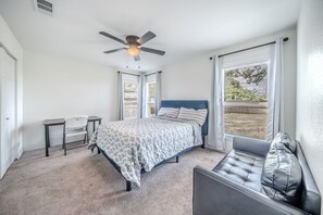 Room - Fabulous 4-bedroom bungalow with AC in charming Fort Worth Historical District. (Fort Worth)