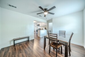 Dining - Fabulous 4-bedroom bungalow with AC in charming Fort Worth Historical District. (Fort Worth)