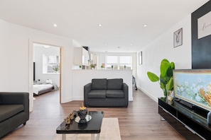 Living area - Apartment Sleeps 4 With Parking (Birmingham)
