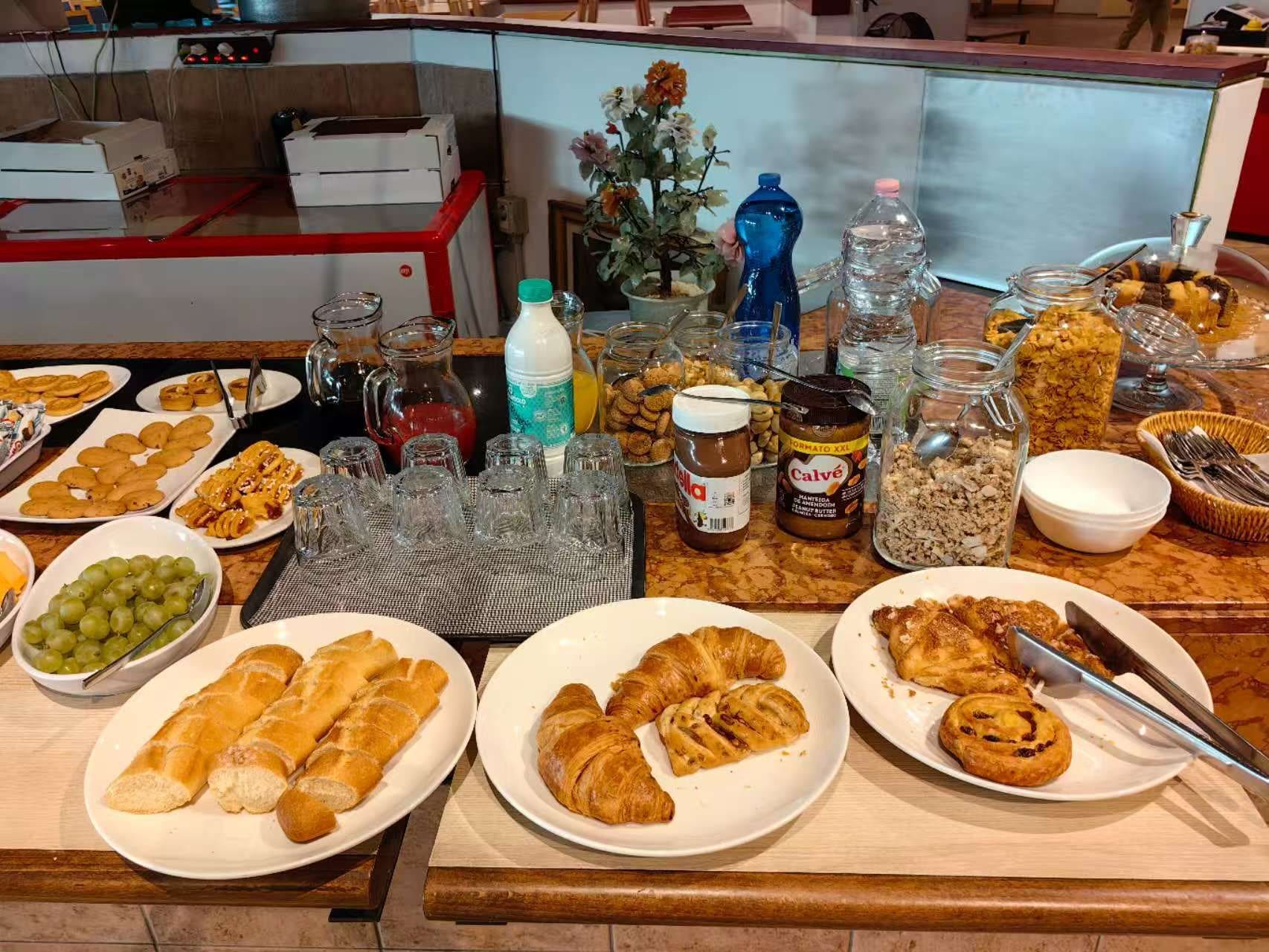 Une table de buffet proposant une variété de plats et de boissons.