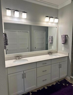 Bathroom - Charming 3-bedroom house in beautiful Yadkinville with AC (Yadkinville)