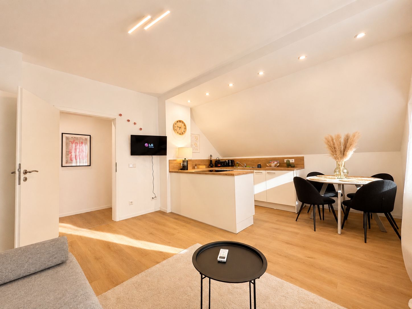 Un appartement moderne comprenant une cuisine, un coin repas et un espace de vie.