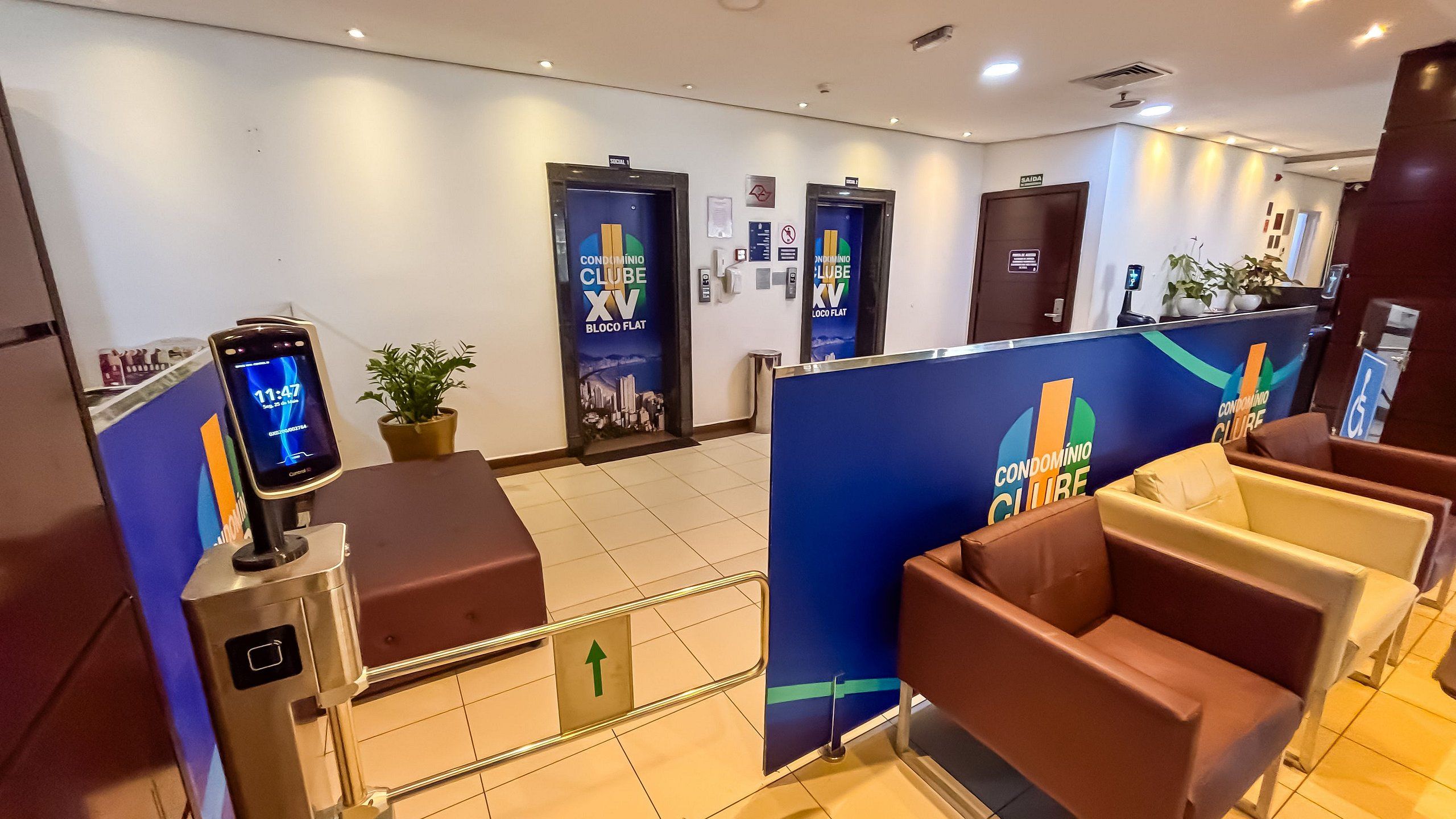 Un hall de hotel con mostrador de recepción, zona de estar y ascensores.