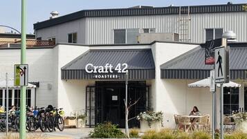 Un edificio con un cartello che riporta 'Craft 42 - Roasters', che indica una caffetteria.
