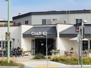 Un edificio con un cartello che riporta 'Craft 42 - Roasters', che indica una caffetteria.