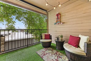 Property grounds - Skyline Views, 2 Story Condo, Walk to Zilker & Barton Springs (Austin)