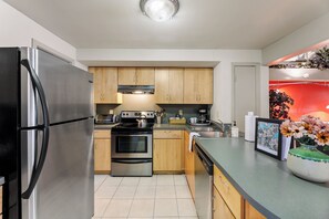 Private kitchen - Skyline Views, 2 Story Condo, Walk to Zilker & Barton Springs (Austin)