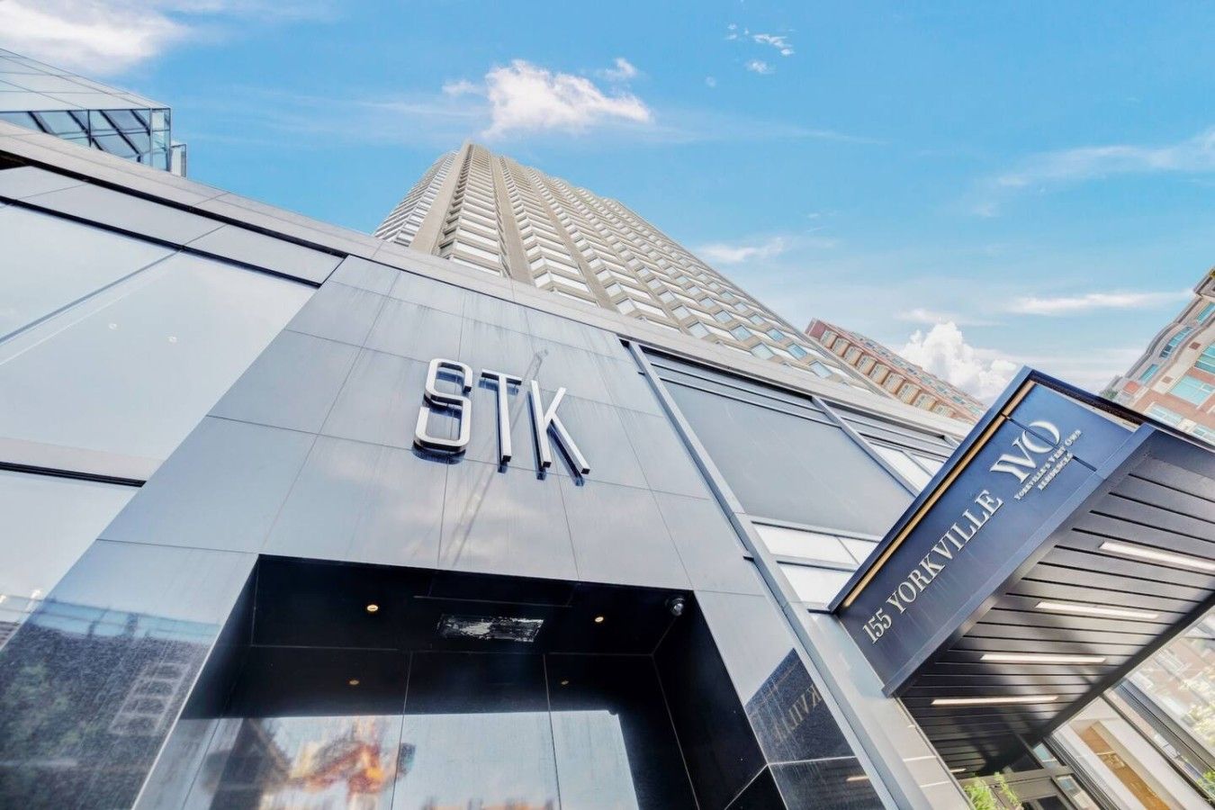 Un edificio moderno con las letras 'STK' destacadas en la fachada.
