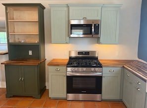 Private kitchen - Cowboy Casita~Walk to 11th St. Cowboy Bar (Bandera)