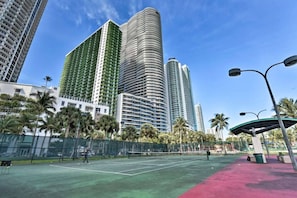 Sports court - Grand Penthouse w/ Stunning Ocean Views and Pool Access (Miami)