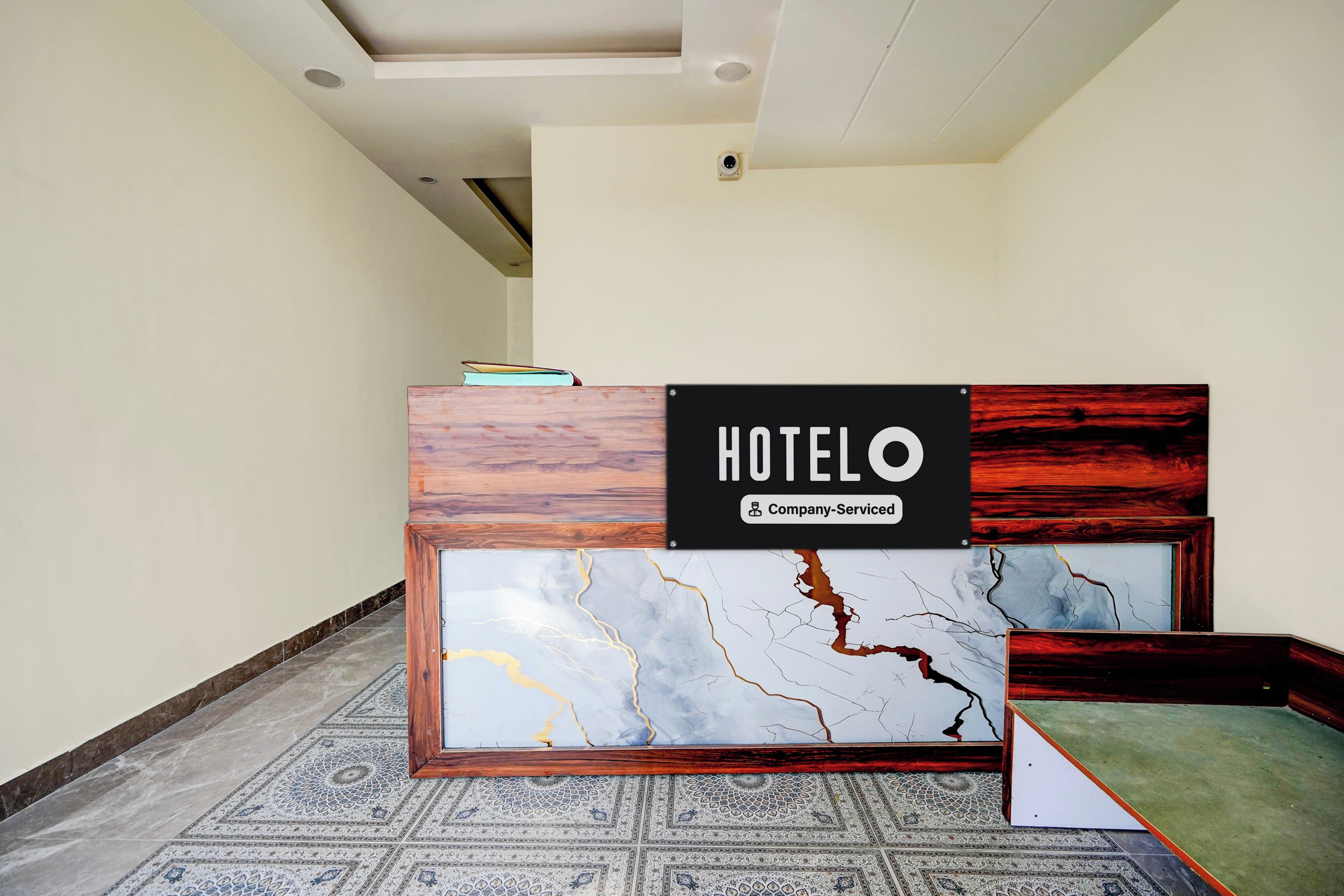 Un mostrador de recepción con un letrero que dice 'HOTELO' y 'Servicio de Empresa'.