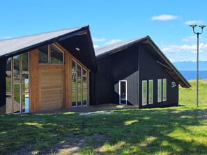 Una casa moderna con ventanas amplias y un garaje.