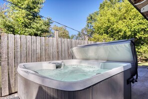 A hot tub with a wooden exterior, a cover, and a control panel. - Riverfront Cabin - Pickleball, Hot Tub, Game Room (Shenandoah)