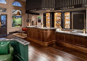 Un bar con paneles de madera y una encimera de mármol, con un letrero que dice 'The Pelham'.