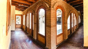 A corridor with arched brick walls and wooden floors. - Long Stay Cabin 2 - by Hacienda Cuatro Milpas (Ensenada)