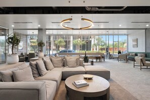 Ein modernes Interieur mit einer Eckcouch, einem runden Couchtisch und einem Essbereich.