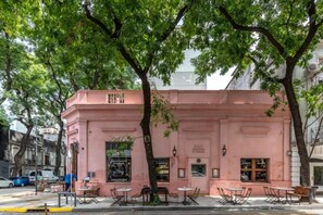 A pink building with outdoor seating, a door, and windows. - 28- Incredible Oriental Style Apt. /Palermo Soho (Buenos Aires)