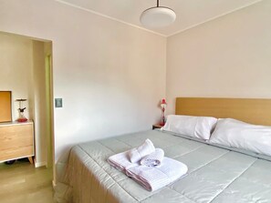 A hotel room with a bed, a bedside table, a lamp, and a wardrobe. - 28- Incredible Oriental Style Apt. /Palermo Soho (Buenos Aires)