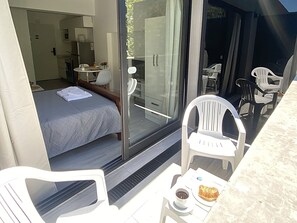 A modern room with a bed, a small table with a cup, and a chair. - 201- Modern Apt. w/ Great Amenities in Palermo (Buenos Aires)