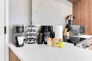 Private kitchen - 20 Min to NYC Modern Lux Escape– 1BR, Gym rooftop (Newark)