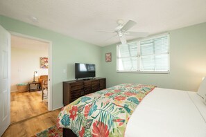 A bedroom with a bed, a television on a dresser, a ceiling fan, and a window with blinds. - RUM CAY AT SUNRISE SUITES - 2 Bedroom / 2 Bathroom w/ Shared Pool, Spa, Parking (Key West)