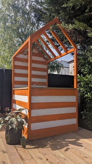A wooden playhouse with a sloped roof and horizontal siding. - Family stay near beach - Outdoor tub - Sleeps 6 (Bournemouth)
