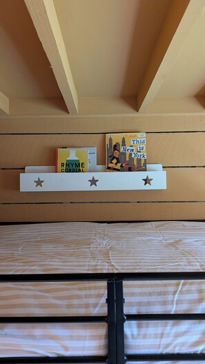 A shelf with books and a star decoration. - Family stay near beach - Outdoor tub - Sleeps 6 (Bournemouth)